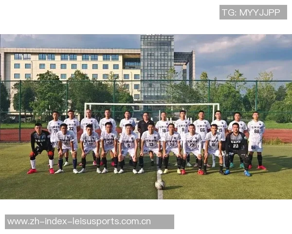 足球明星齐聚万州点燃激情盛宴共同见证足球魅力与城市风采交融 足球明星齐聚万州点燃激情盛宴共同见证足球魅力与城市风采交融